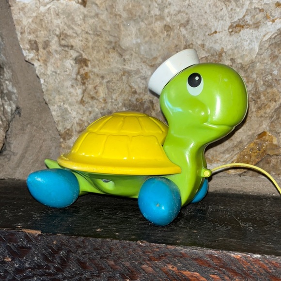 Fisher price in 1977 turtle pull toy wearing a sailor hat - Picture 3 of 9
